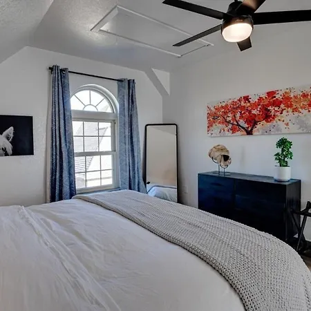 Private Guesthouse With Deluxe Home Theater Home